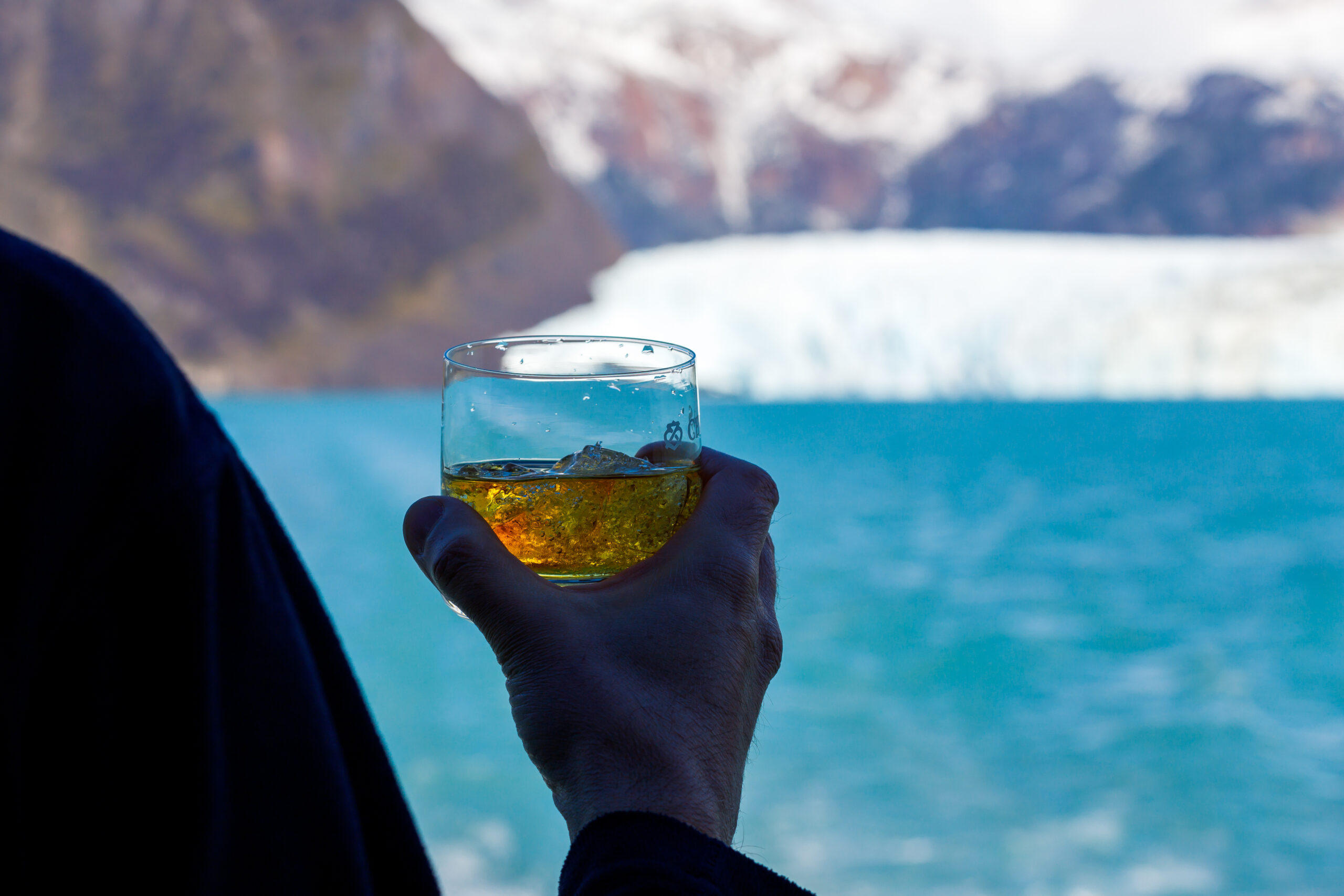 22-3-WHISKY-CON-HIELO-DEL-GLACIAR-scaled