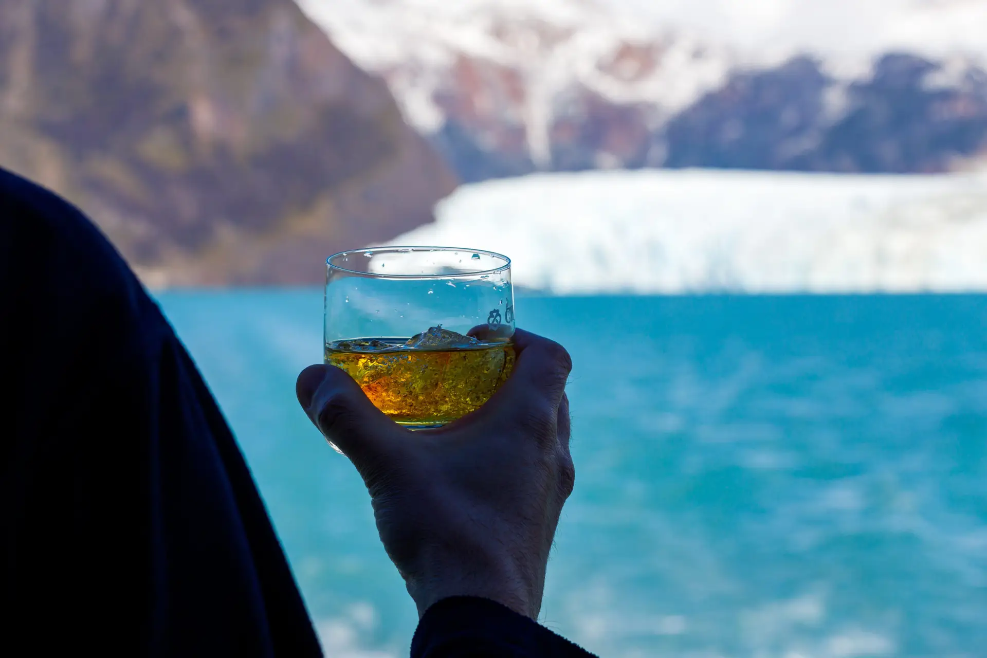 22-3-WHISKY-CON-HIELO-DEL-GLACIAR-scaled